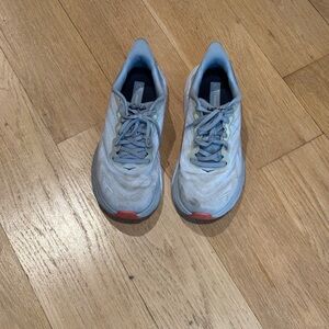 Hoka ARAHI 6 Shoes in Gray and Red